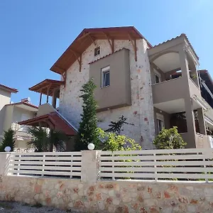 https://royals-apartments-2.hotelschalkidiki.net